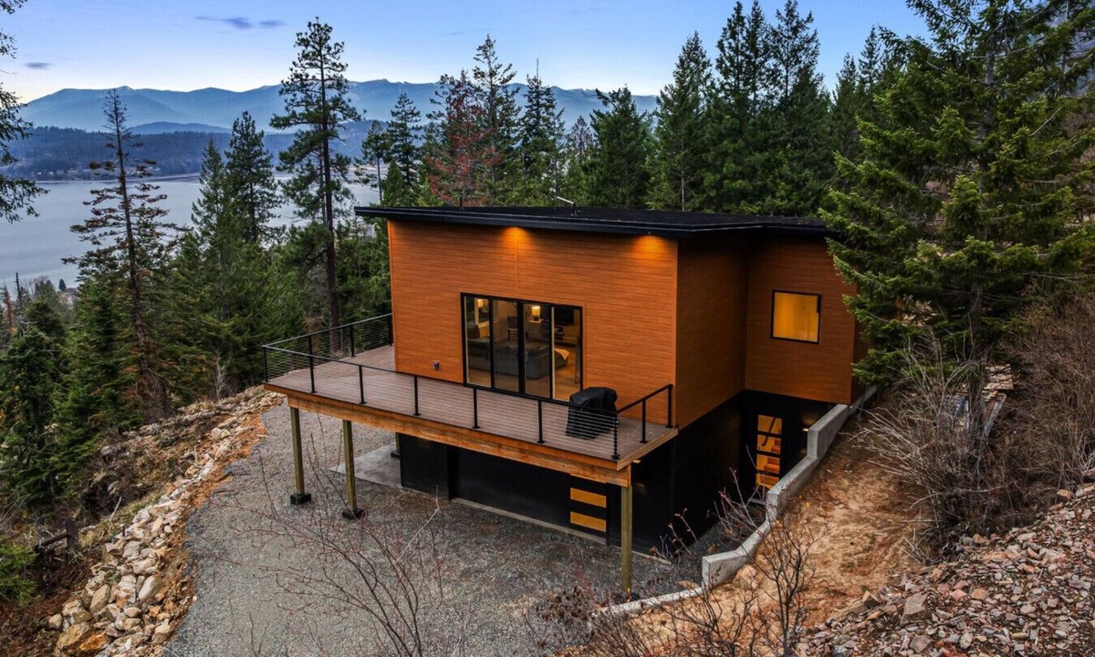 Trestle Creek House | Hygge Hideaway - Breathtaking Lake View & Hot Tub