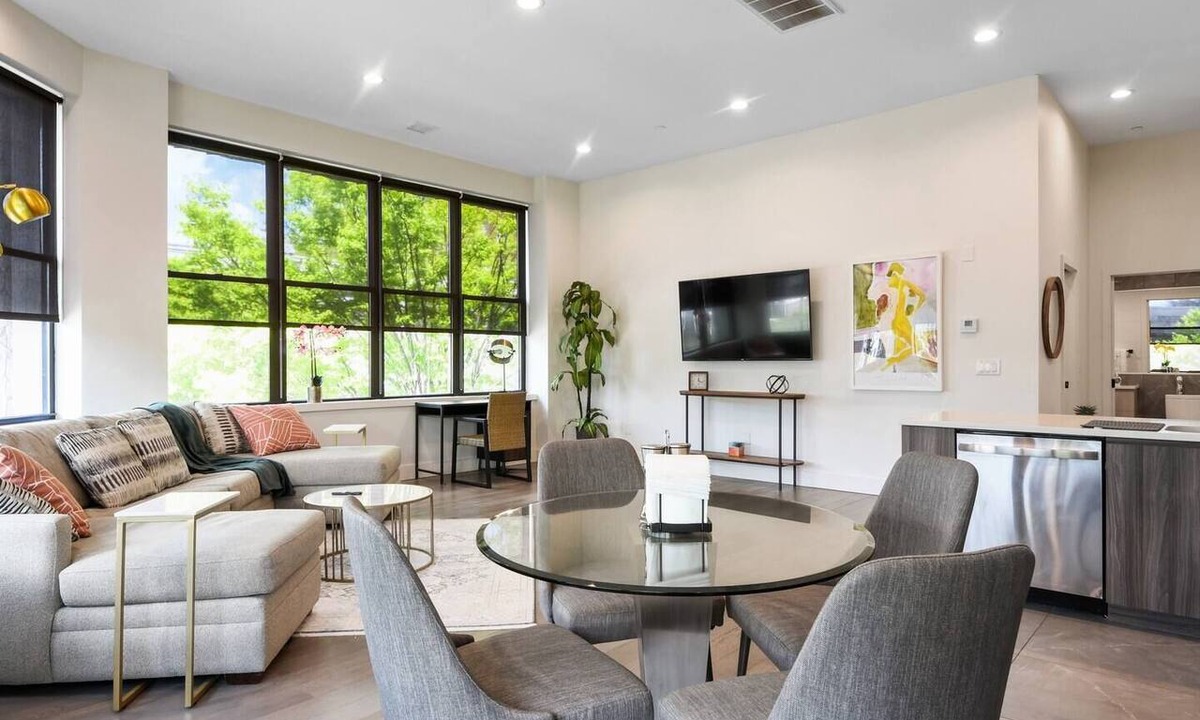 East Orange Hotel | Iconic! 2BR Kind bed! 40 MIN NYC