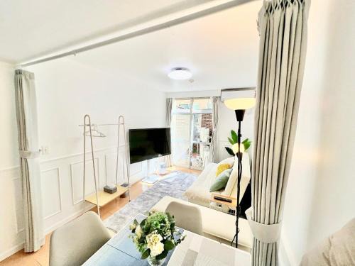 Toshima Villa | Ikebukuro 1 stop 2 min Designer Entire House 3BR up to 8 guests 3 min to Convenience Store