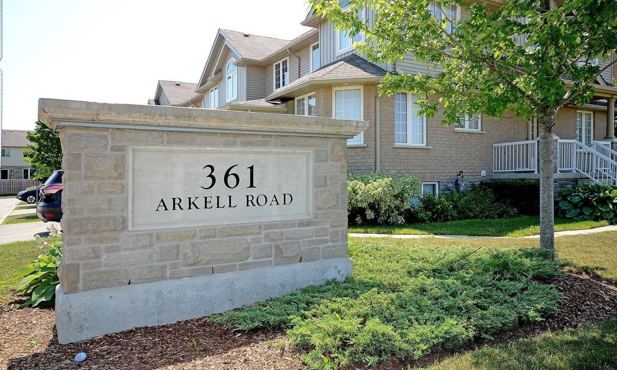 Guelph House | Immaculate townhouse in highly sought-after South-end of Guelph