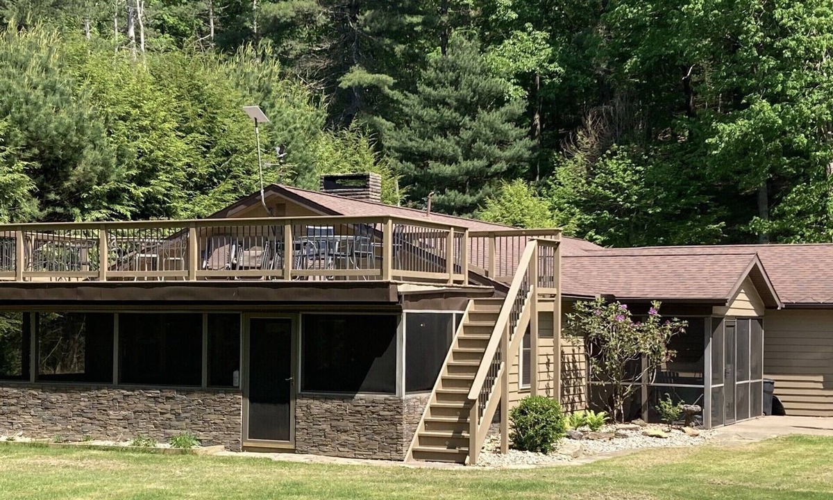 Clarington House | Incorrect rates on VRBO , 399 thru May 23, 449 Summer rates. Plus fees & taxes.