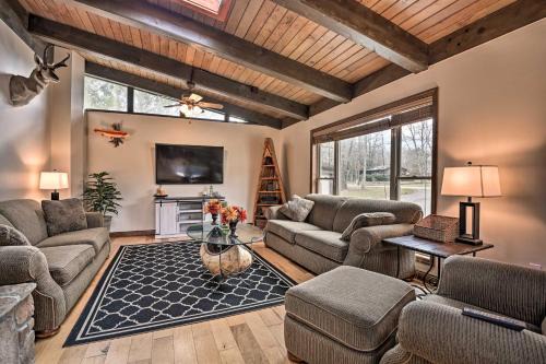 Indian Lake House | Indian Lake Retreat w/Wet Bar & Covered Deck