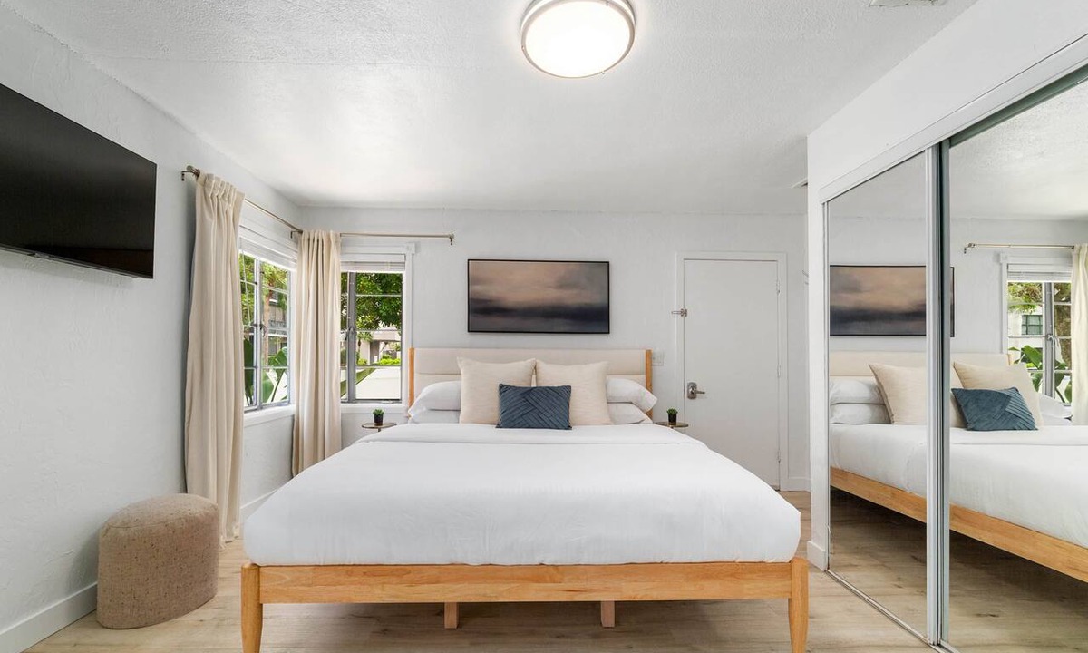 Sarasota Condo | Ivory & Ocean walk to Lido beach private patio