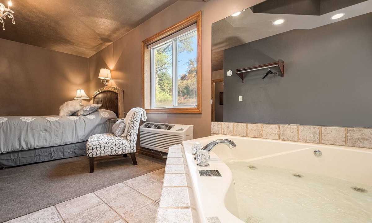 Farmington Hotel | JV Thompson | Jacuzzi Tub Historic Inn Room