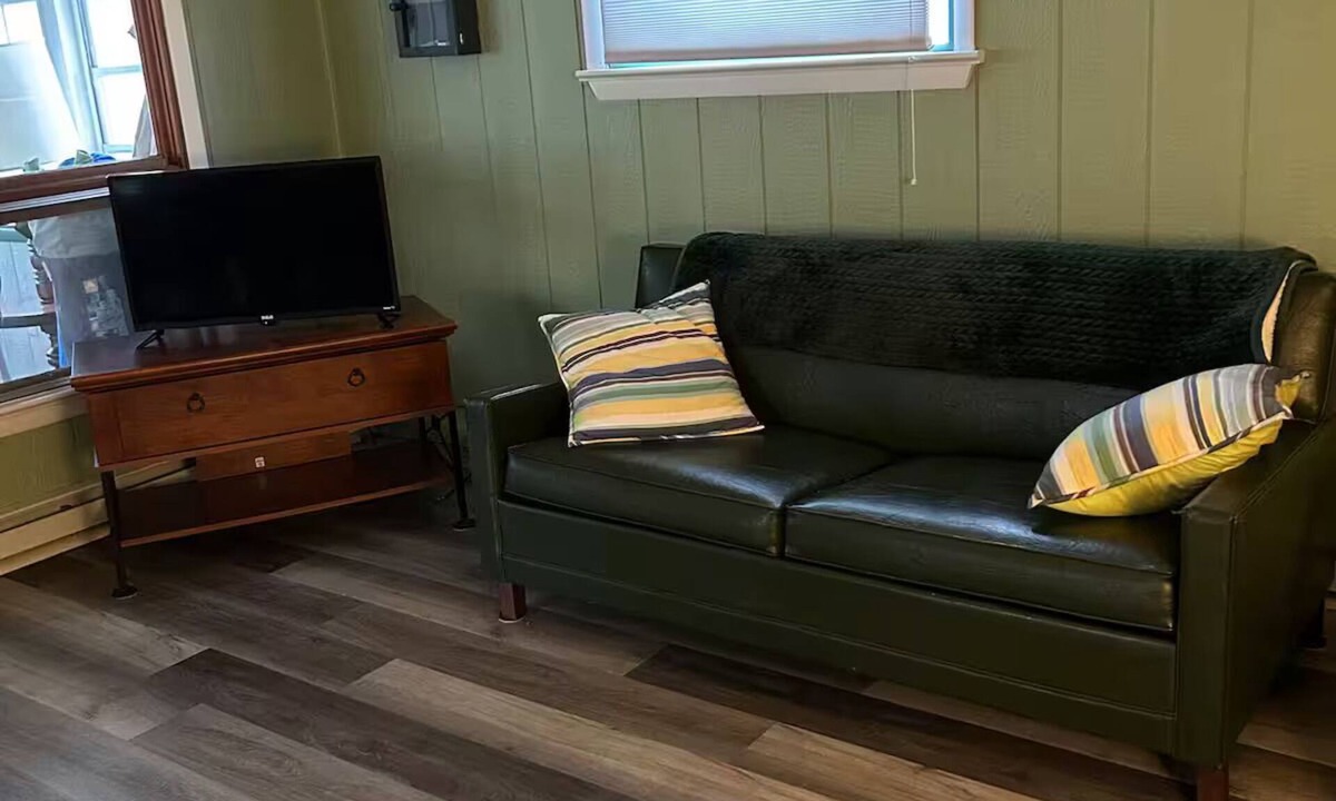 Fishertown Cottage | KD Cottages Private 2-bedroom tan cottage on Dunnings Creek, in Bedford County