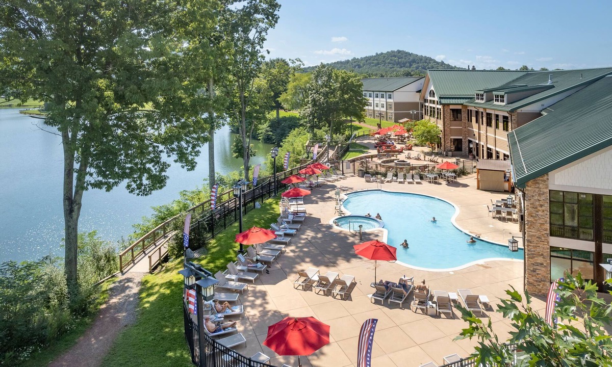 Roanoke Cabin | King ADA Room + Tub | Park & Lake Access