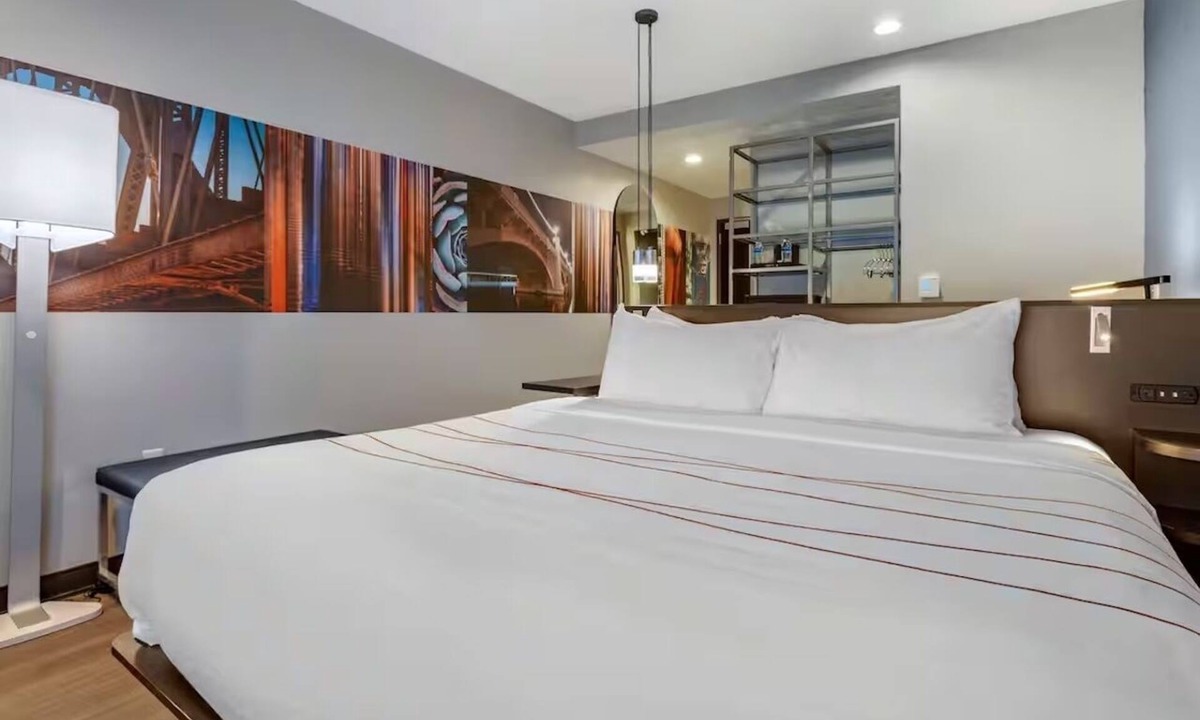 Riverside Hotel | King Balcony Haven Near Light Rail | Spacious Modern Room | Outdoor Pool