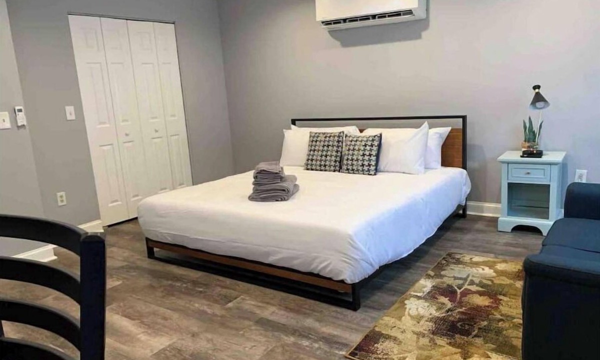 Primos Secane Apartment | ✪King Bed Studio✪ in Suburbs -Perfect Long Term Stay