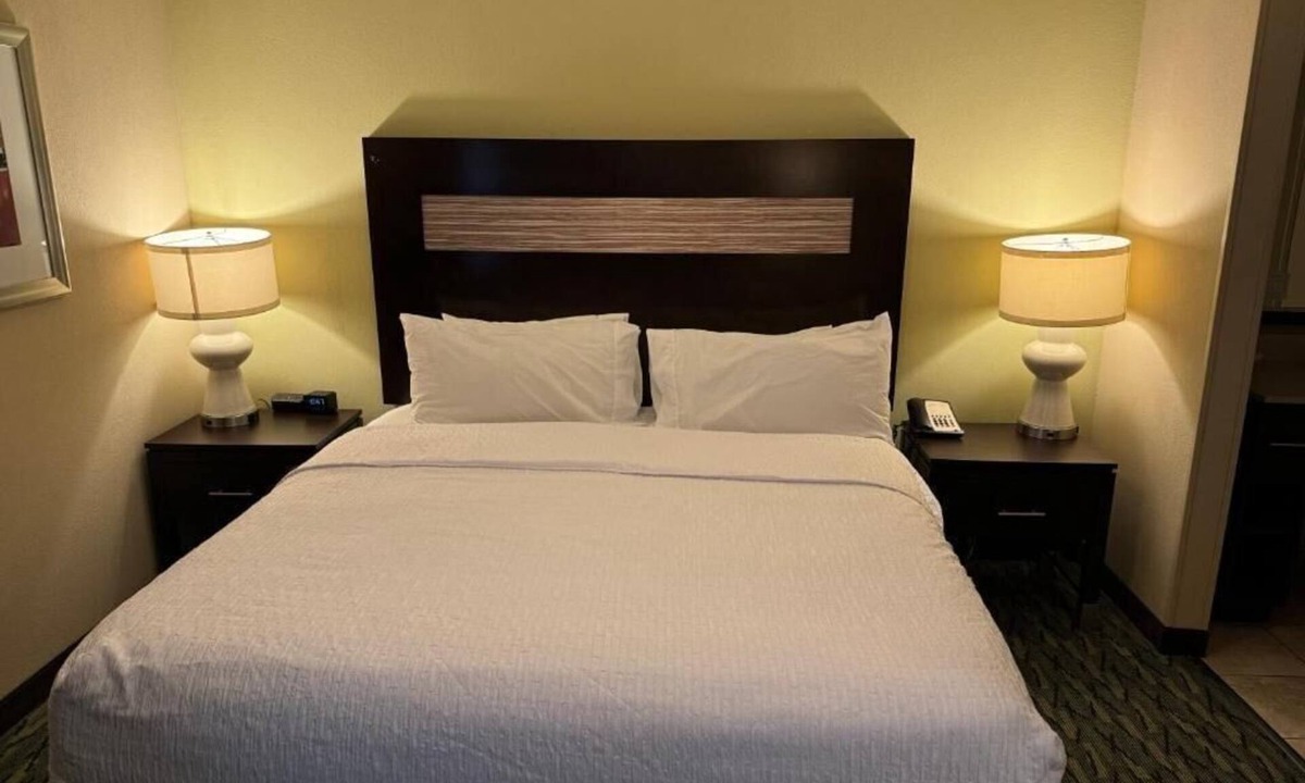 Airport North Apartment | King Studio Suite Near Airport Lakes Park ORL