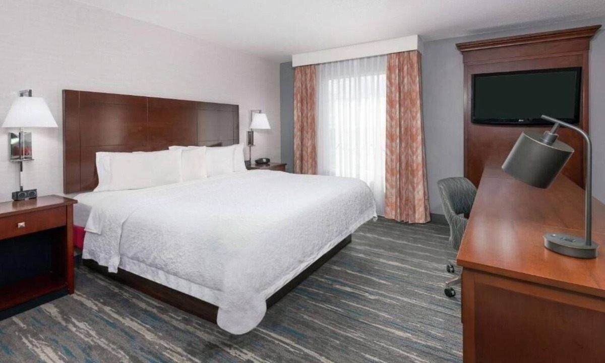 Airport North Apartment | King Studio Suite Near Airport Lakes Park ORL