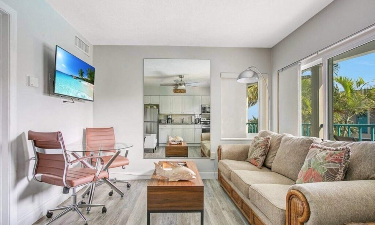 Bay Esplanade Condo | King Suite with bath