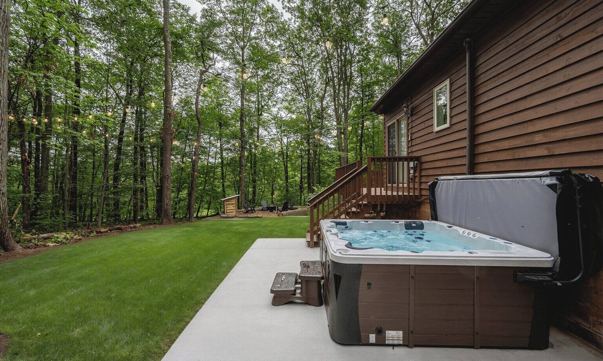 Claysburg Cabin | Knobby & Nice Retreat w/private hot tub, firepit, community pool