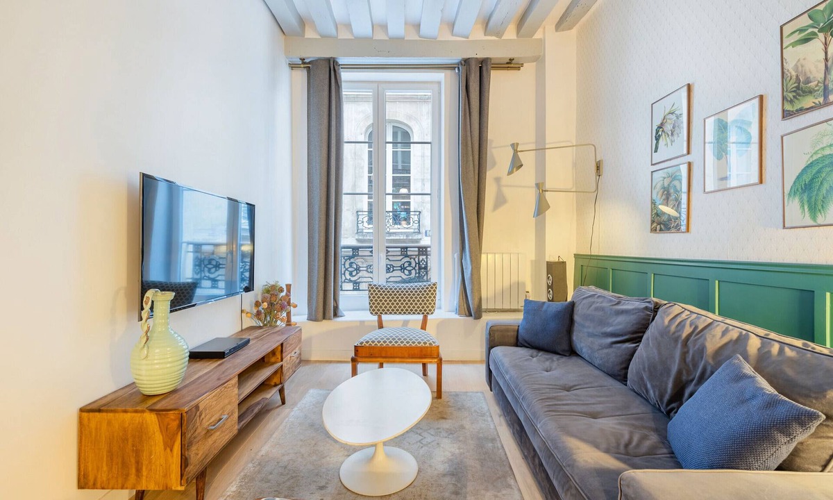 Bonne-Nouvelle Apartment | La Rue, 2BR/2BA, 6 people