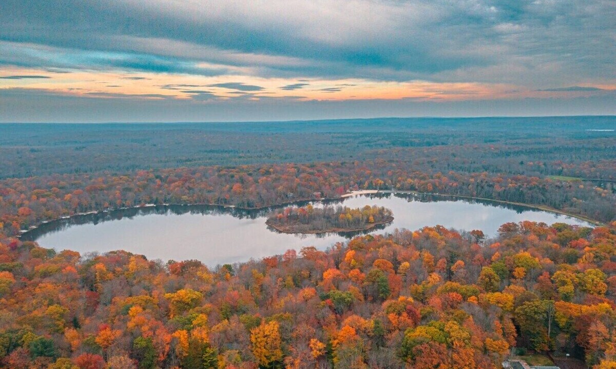 Locust Lake Village Ski Chalet | Lake Lovers Lounge > Firepit*Screened Porch*Kayaks