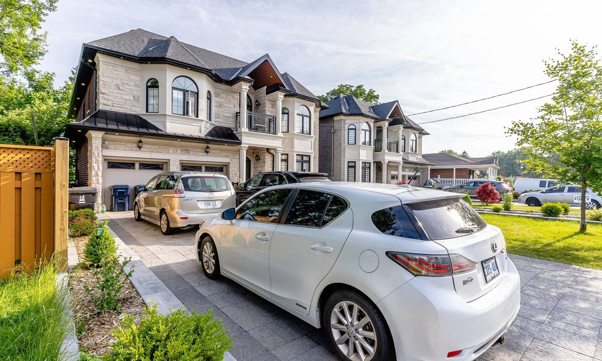 Bendale House | Lake Ontario Stylish Family-friendly House