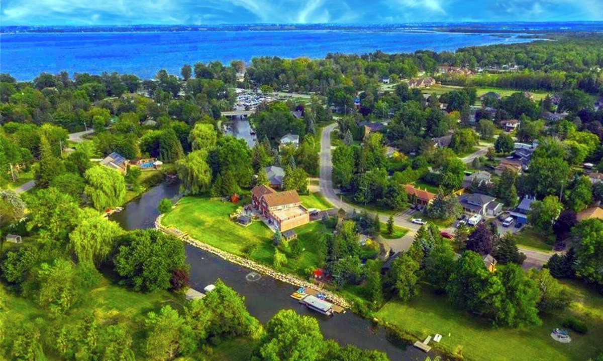 Gilford House | Lake Simcoe Waterfront Villa | Walk to lake · Free canoes · BBQ & firepit