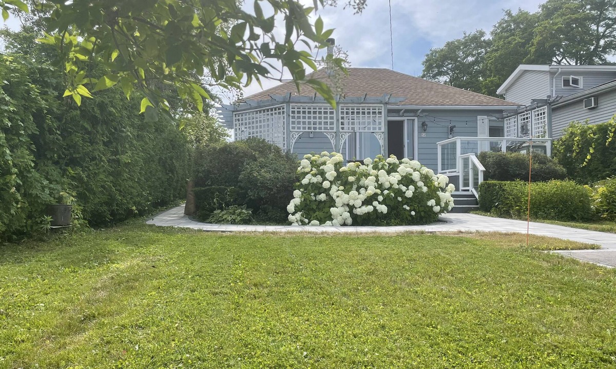 Georgina Cottage | Lake view cottage with indoor/outdoor fireplace, hot tub and sauna