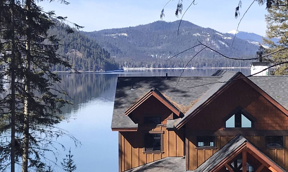 Coolin House | Lake View Couples Get-Away — Year Round Fun!