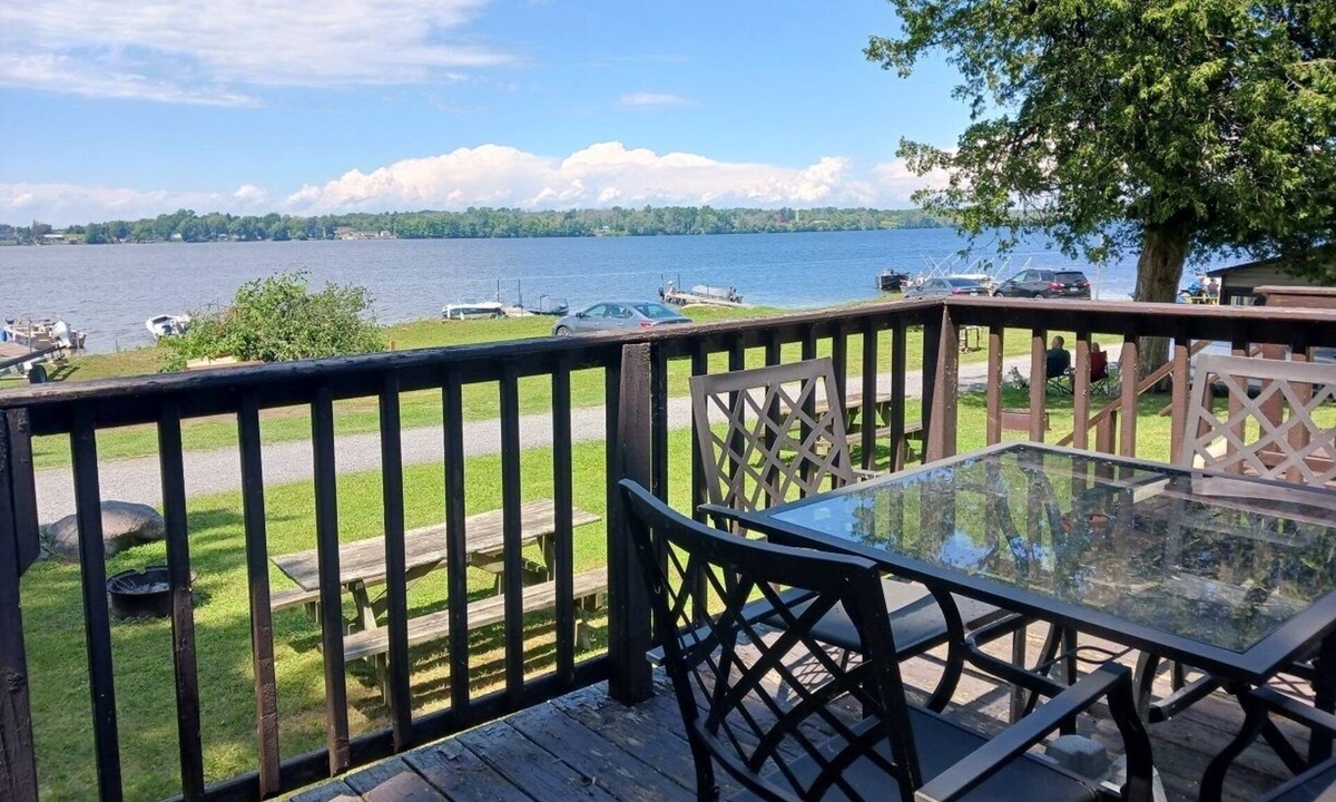 Wellington Cottage | LAKEFRONT COTTAGE #1 - PRINCE EDWARD COUNTY - LAKE CONSECON RESORT