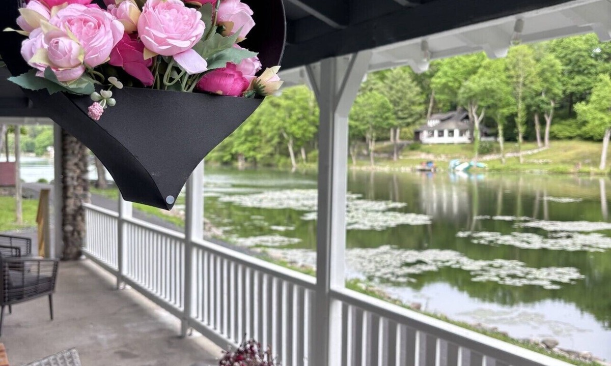 Saylorsburg House | Lakefront Couples Retreat in the Poconos