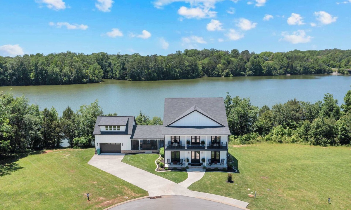 Winchester House | Lakefront Farmhouse | 14 Guests | Tims Ford Lake