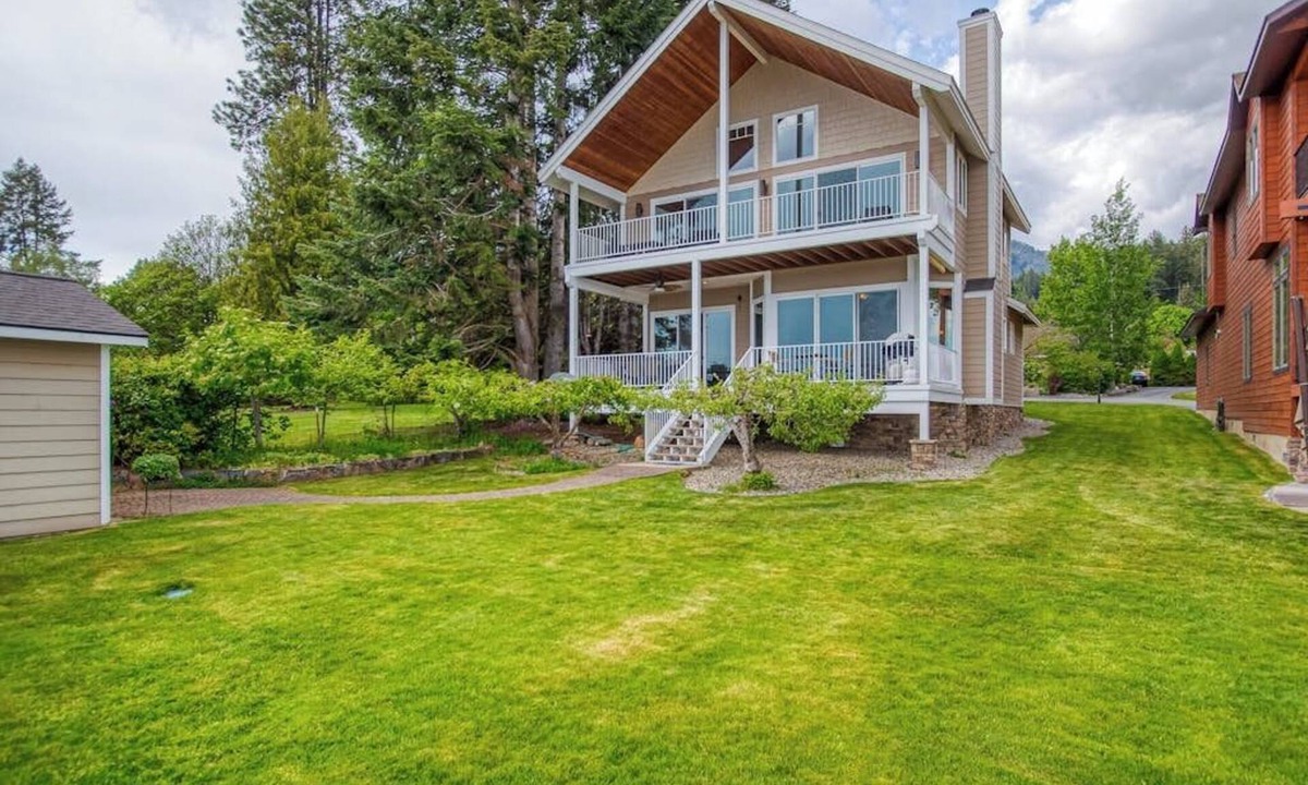 East Hope Cabin | Lakefront home with kayaks, dock, WiFi, fireplaces, BBQ grill