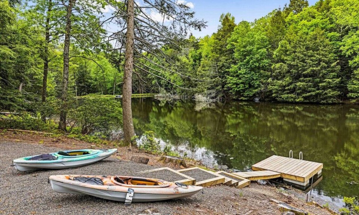 Henryville House | Lakefront House Near Camelback:Sauna+Jacuzzi+Games