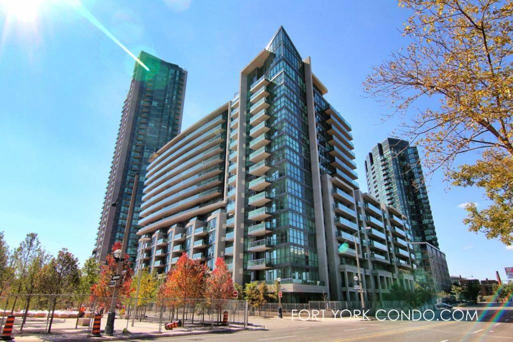 Fort York Apartment | Lakefront living Downtown Toronto - Free Parking, Gym, Indoor Pool