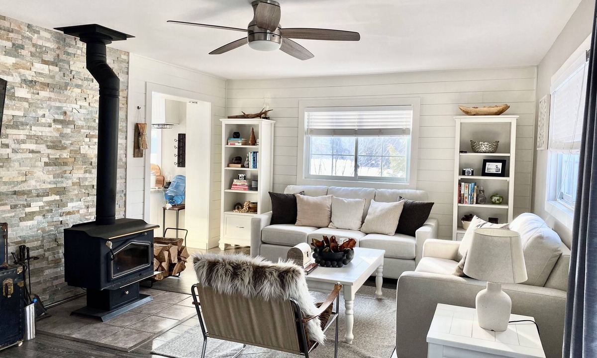 Dunchurch Cottage | Lakefront property that ensures an unparalleled experience of peacefulness.
