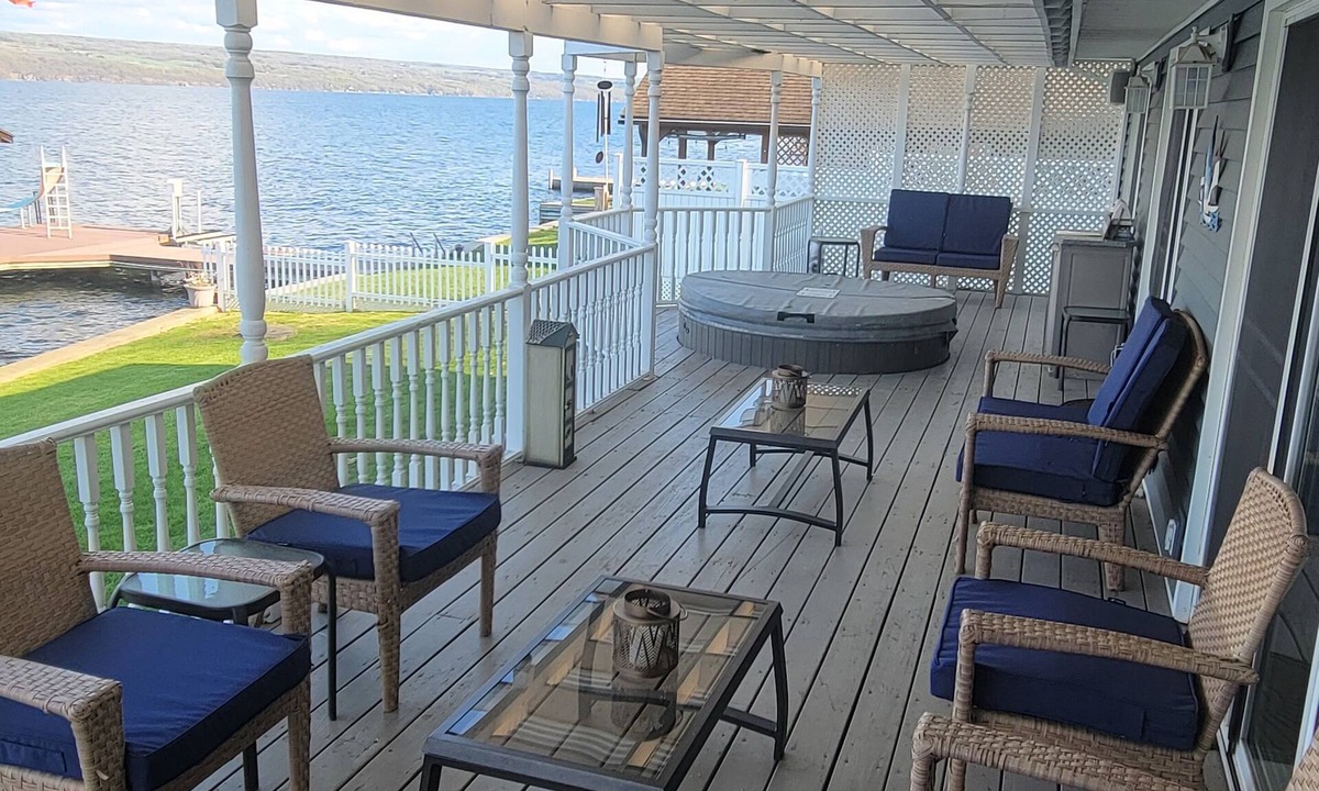 Valois House | Lakefront vacation with stunning views & sunken deck hot-tub along the winetrail