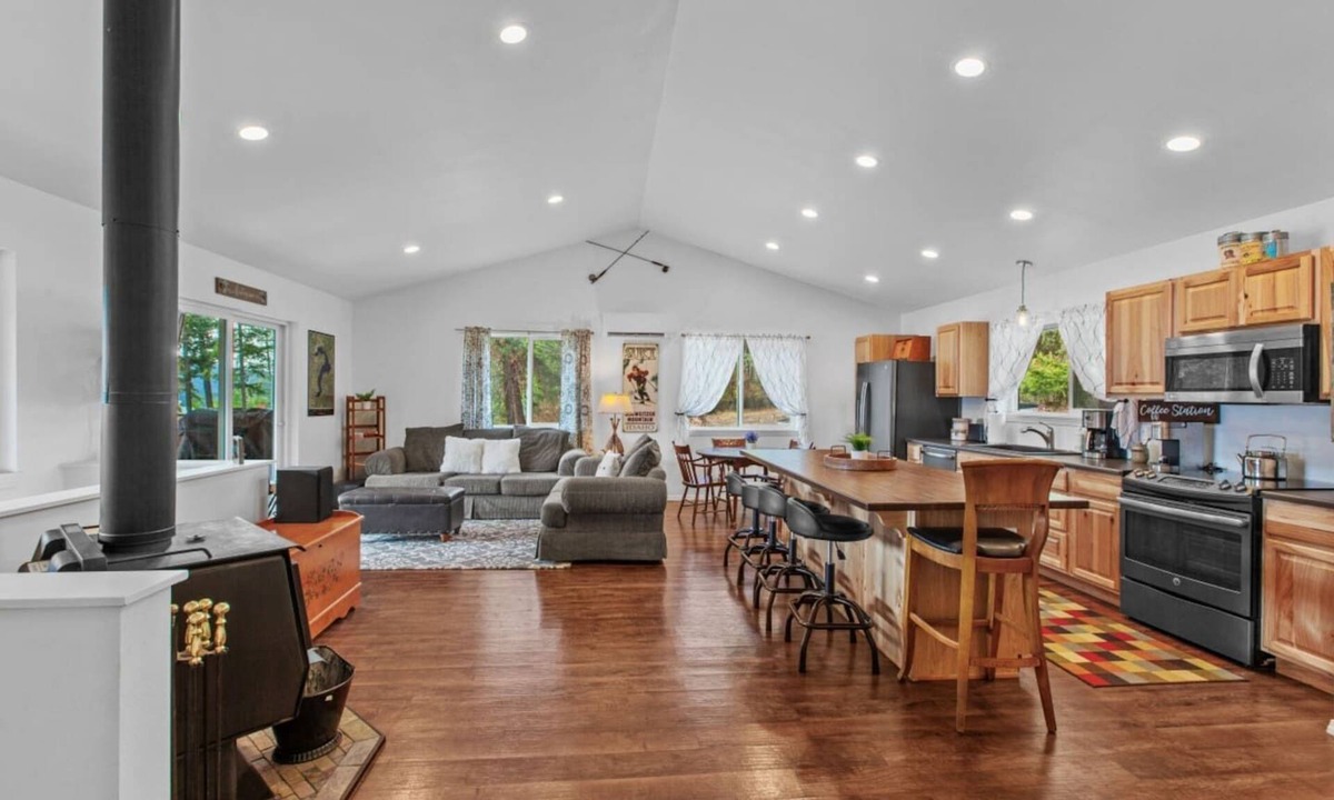 Bayview House | Lakeview Terrace Retreat with Hot Tub