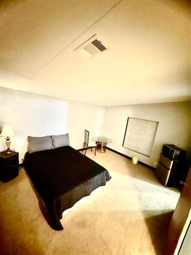 Lake Wales House | Large bedroom and bathroom to enjoy
