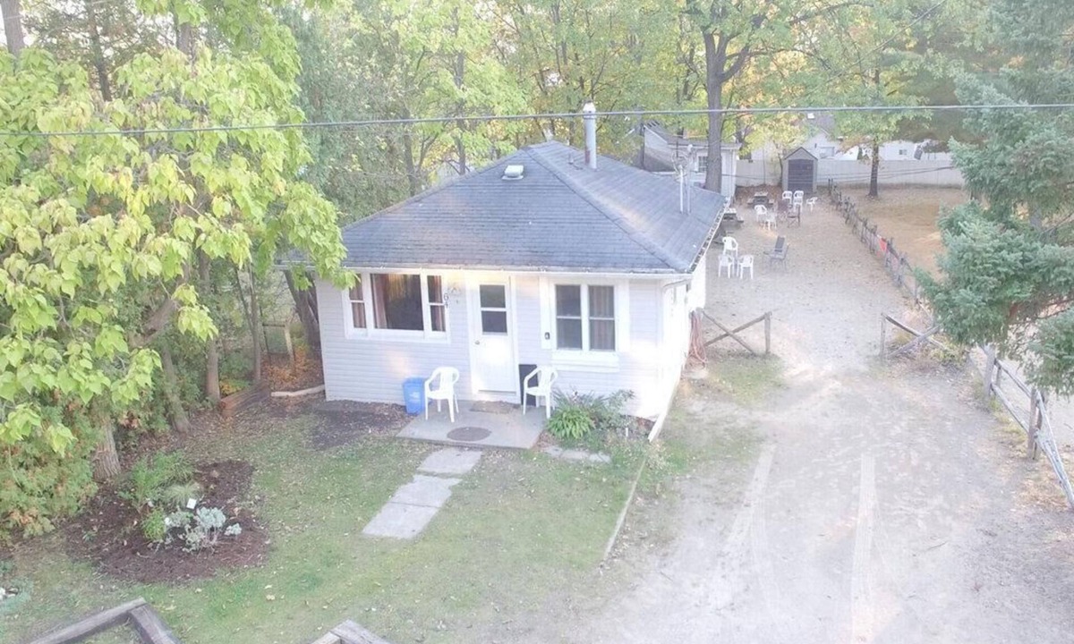 Wasaga Beach Cottage | Large Cottage, 2 min Walk to Beach, BCC #1