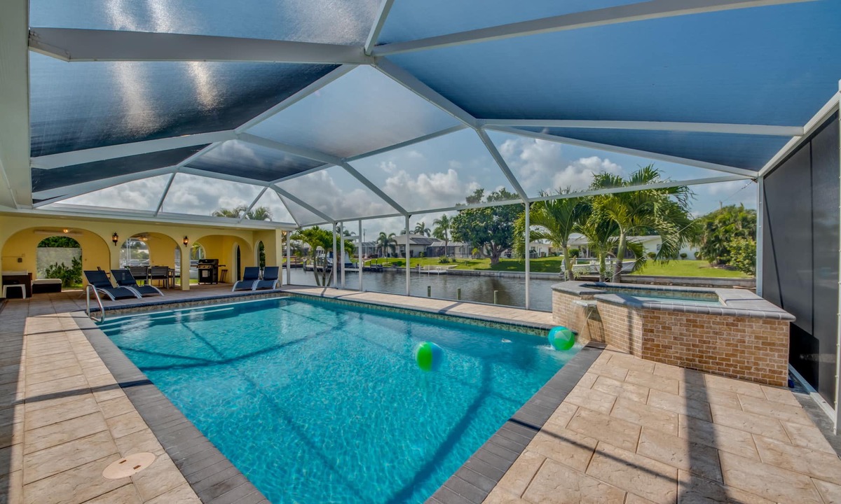 Caloosahatchee Villa | Large Pool/Spa - Kajak - Bikes - Gulf Boating - Fishing - Ping Pon Table - WIFI