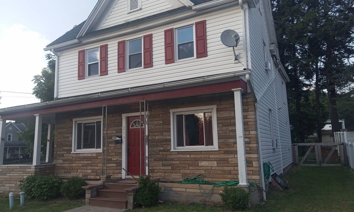 Hawk Run House | Large three-bedroom home in downtown Philipsburg.