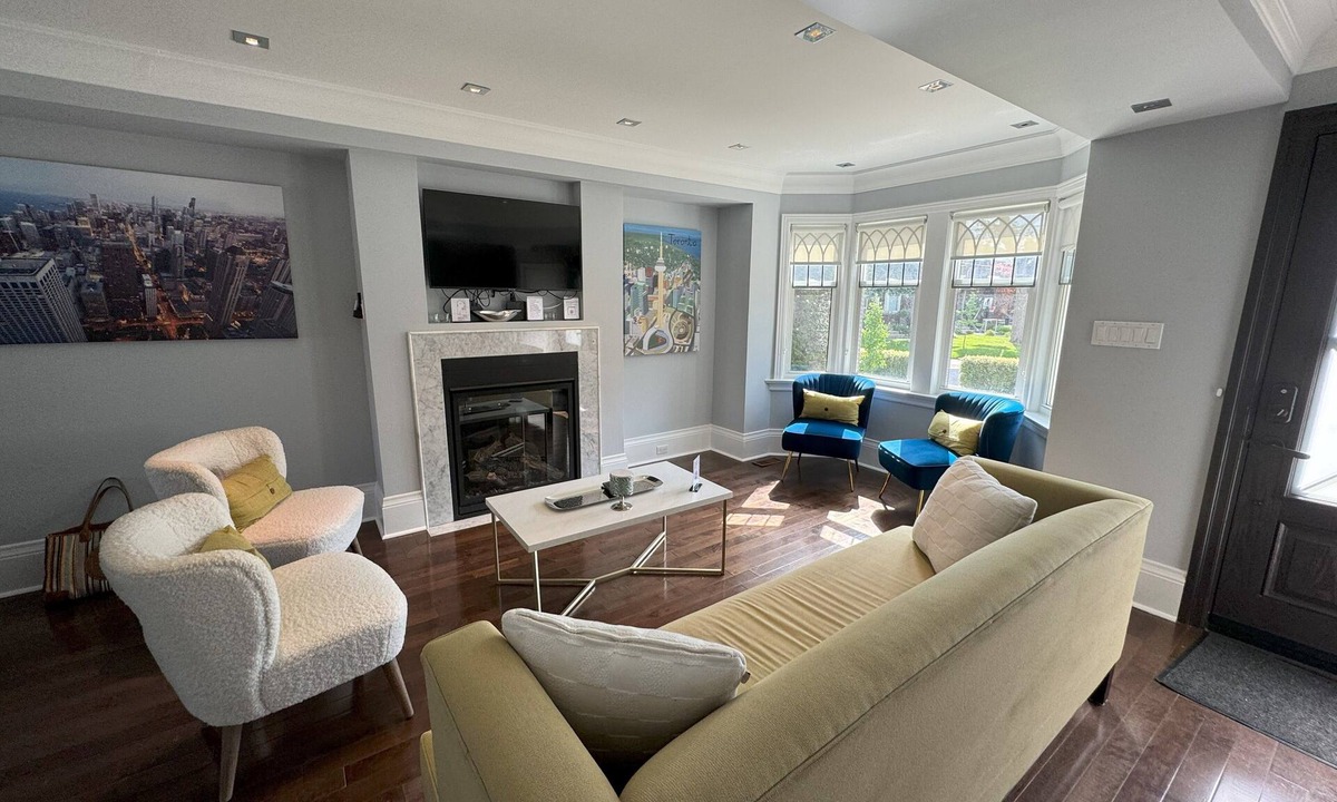 East York House | Leaside Rental w/Backyard& Pool, 3-bedroom house in fantastic Toronto