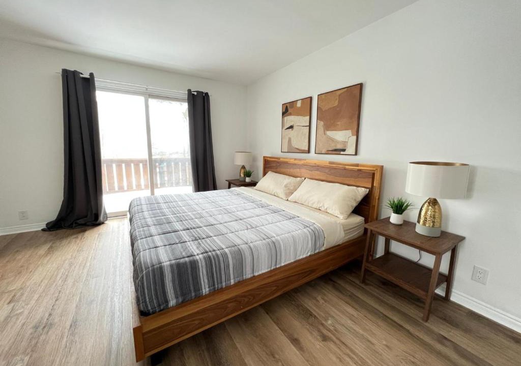 Barrie House | Letitia Heights !E Spacious and Quiet Private Bedroom with Private Bathroom