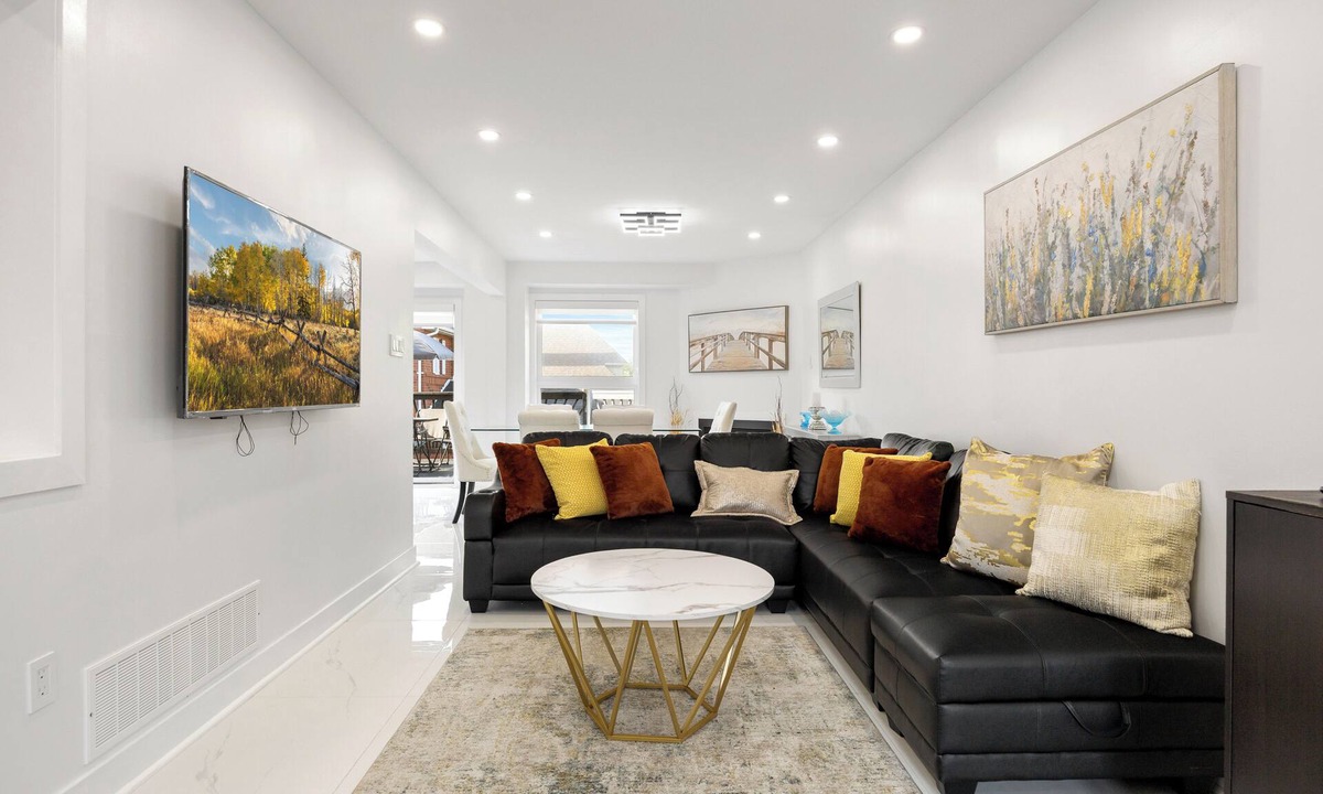 Aurora House | Like-New Home, 4+1 BR, 2.5 Bath, Parking & WIFI