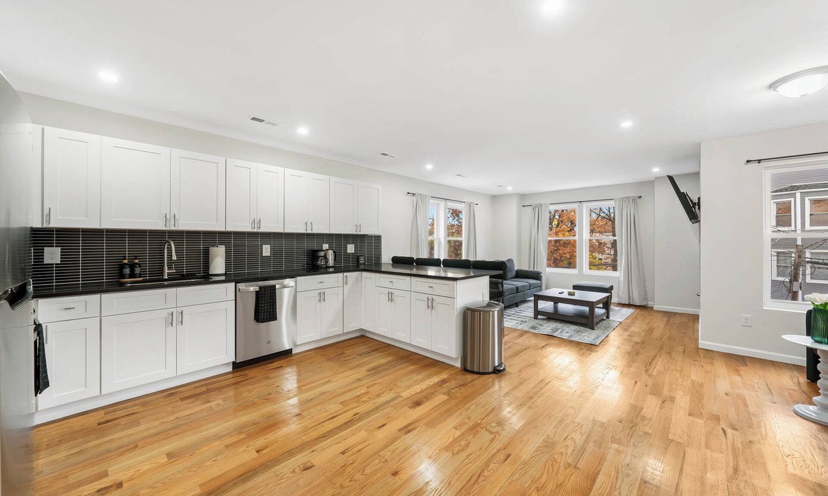 Newark Bed & Breakfast | LIV luxury 30 mins from NYC, Near EWR, MetLife, Prudential and American dream
