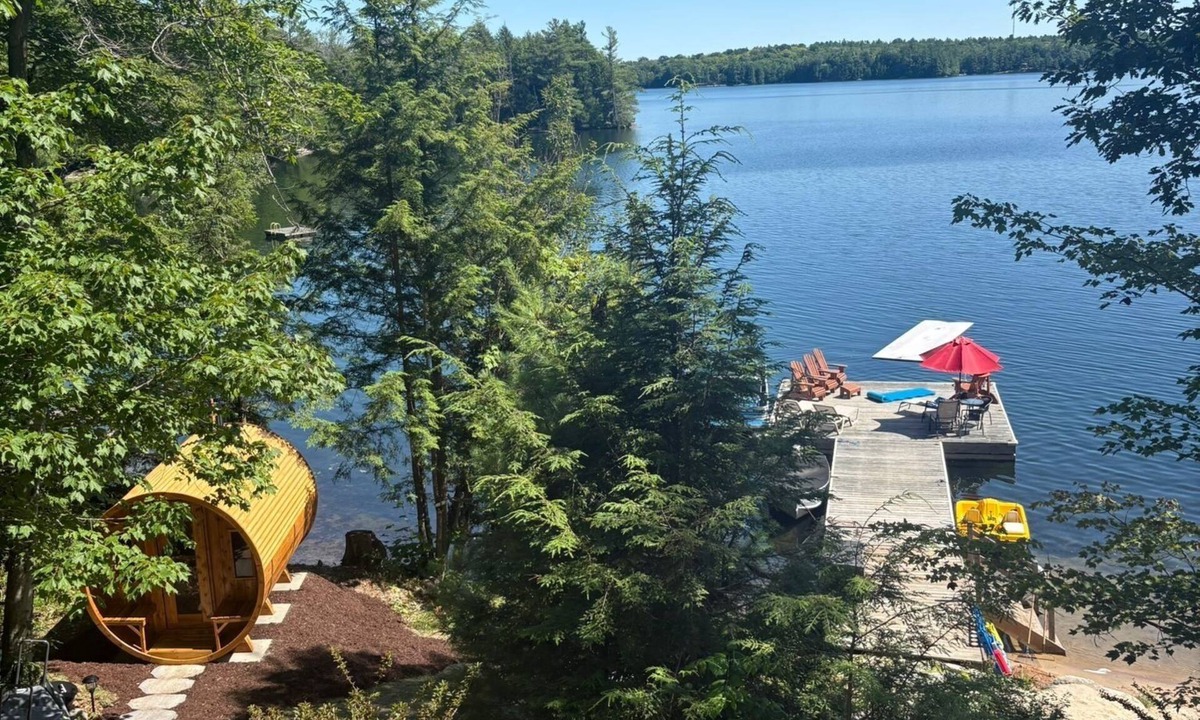 Seguin Cottage | Log Home, Sauna, Sand Beach, Boats, All Day Sun