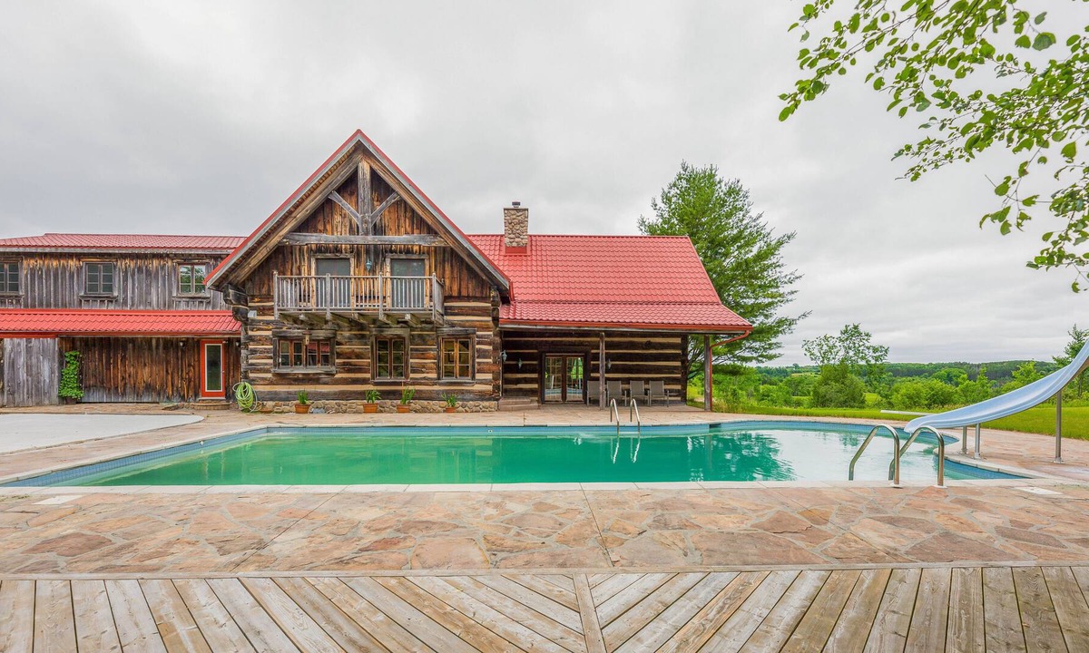 King Cottage | Log house with pool! Close to Toronto! 5 mins from downtown Bolton!