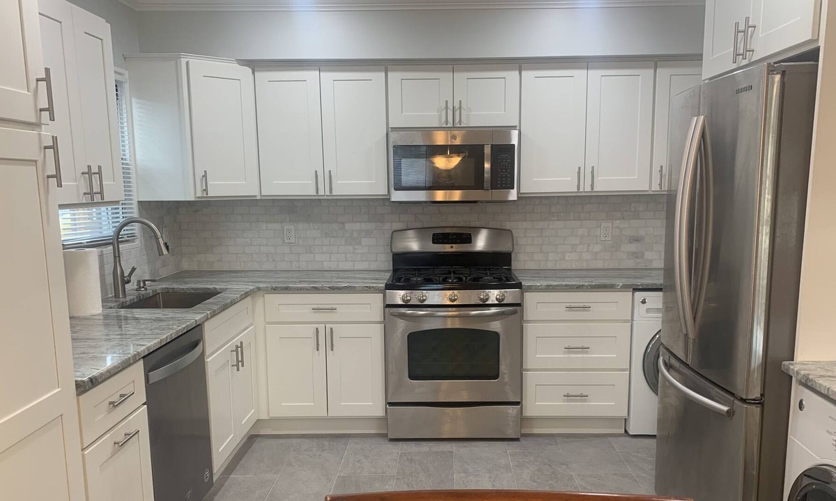 Long Beach House | Long Beach 2 bedroom with private yard half block to beach and boardwalk
