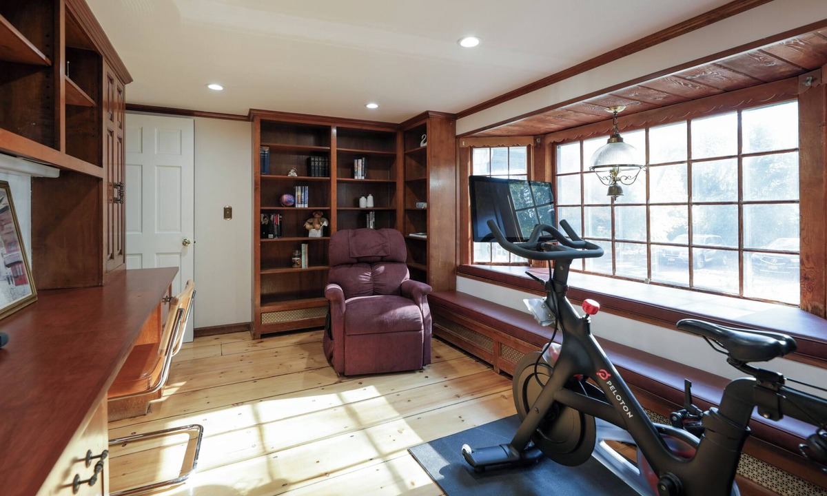 Glen Head House | Long Island Nature Retreat + Peloton + Shared Pool