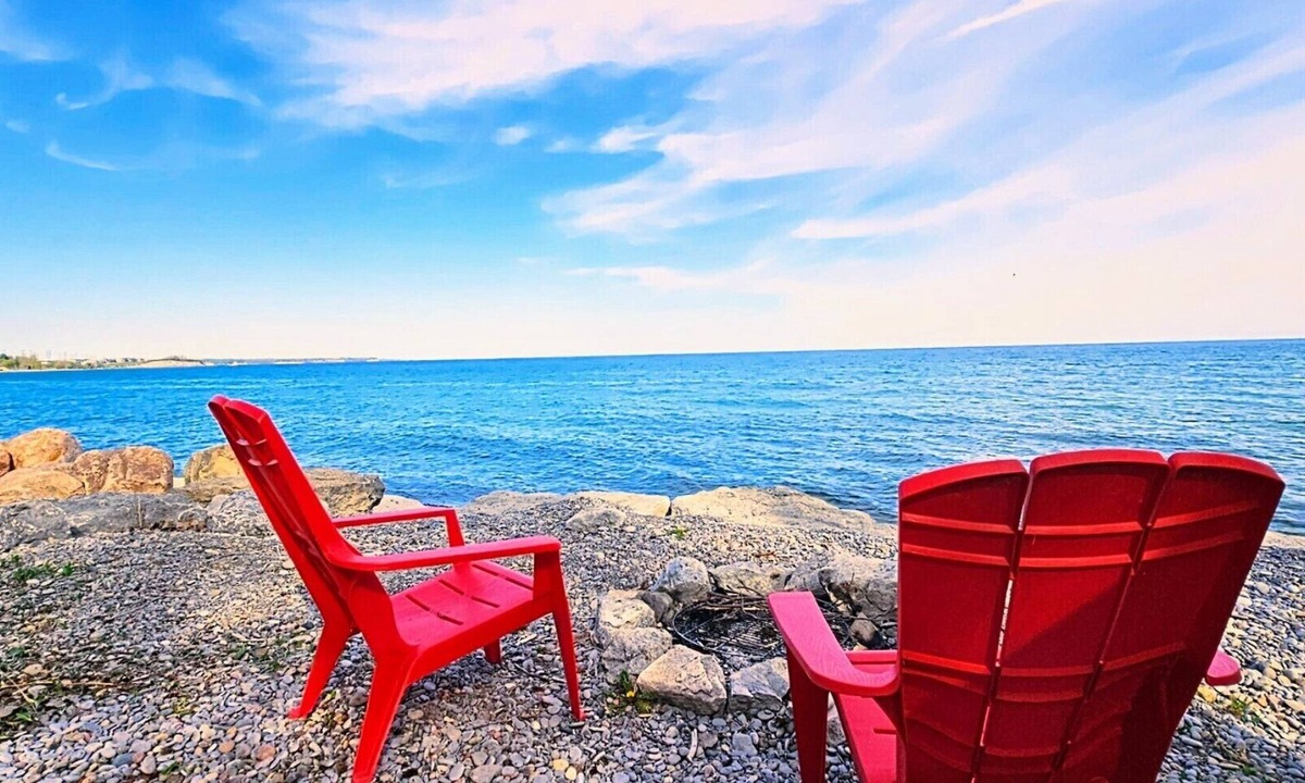 Bowmanville Cabin | “Love by the Water: Cozy Loft, Romantic Retreat”