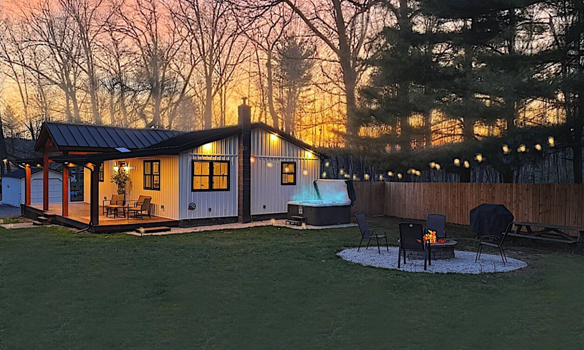 Loysville Cottage | Lovely 2-bedroom cottage with covered porch, hot tub and campfire area.