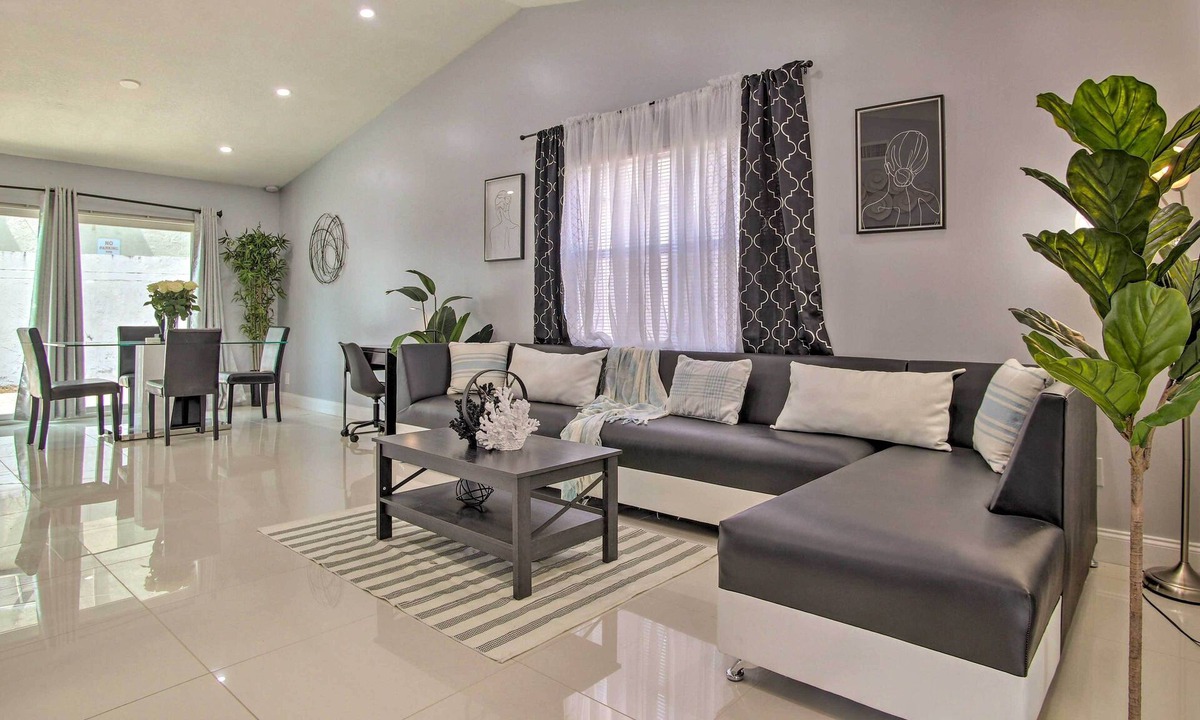 Lauderhill House | Lovely Lauderhill Retreat < 12 Mi to Beach!