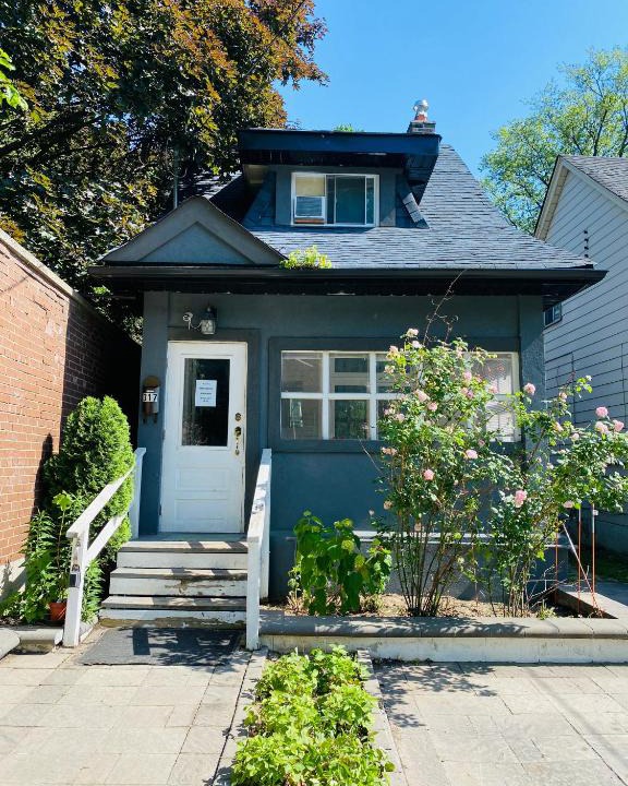 Old East York Apartment | Lovely Suite in East York Space Share Toronto Canada