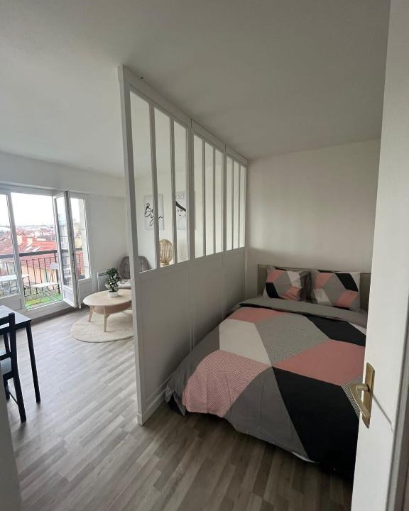 Villejuif Apartment | Lumineux studio avec balcon/Cosy flat with balcony