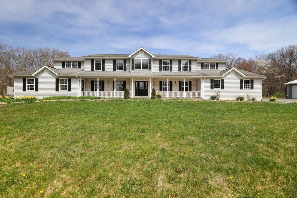 Kunkletown Villa | Luxe Lrg Pocono House for 18 Hot Tub/Gameroom/Pool