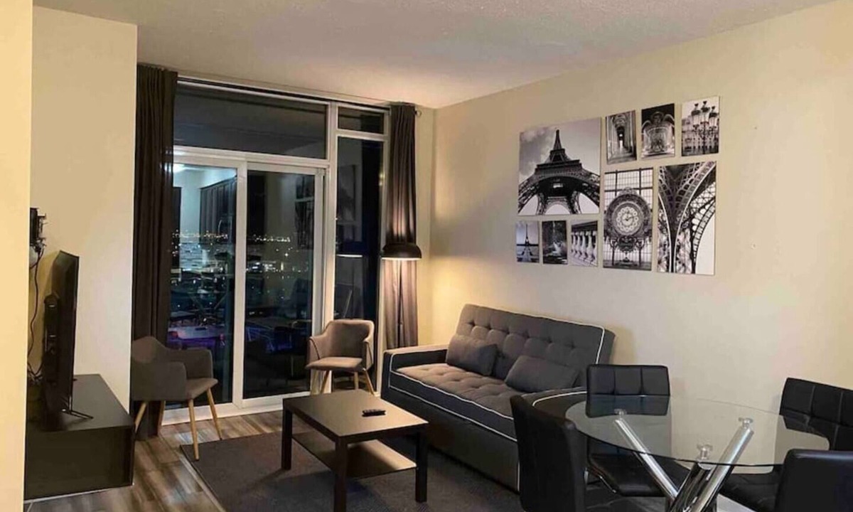 Downtown Mississauga Condo | Luxurious 1 Bedroom+ Den, 1 Bath Condo/Square One
